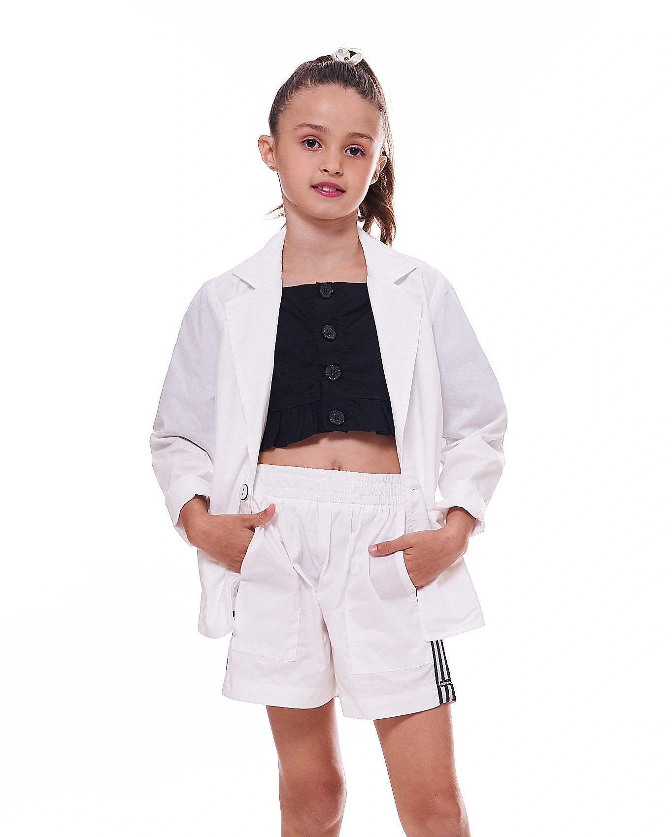 Conjunto feminino infantil branco com jaqueta de manga longa e short, detalhes em listras laterais