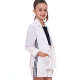 Conjunto feminino infantil branco com jaqueta de manga longa e short, detalhes em listras laterais