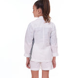 Conjunto feminino infantil branco com jaqueta de manga longa e short, detalhes em listras laterais