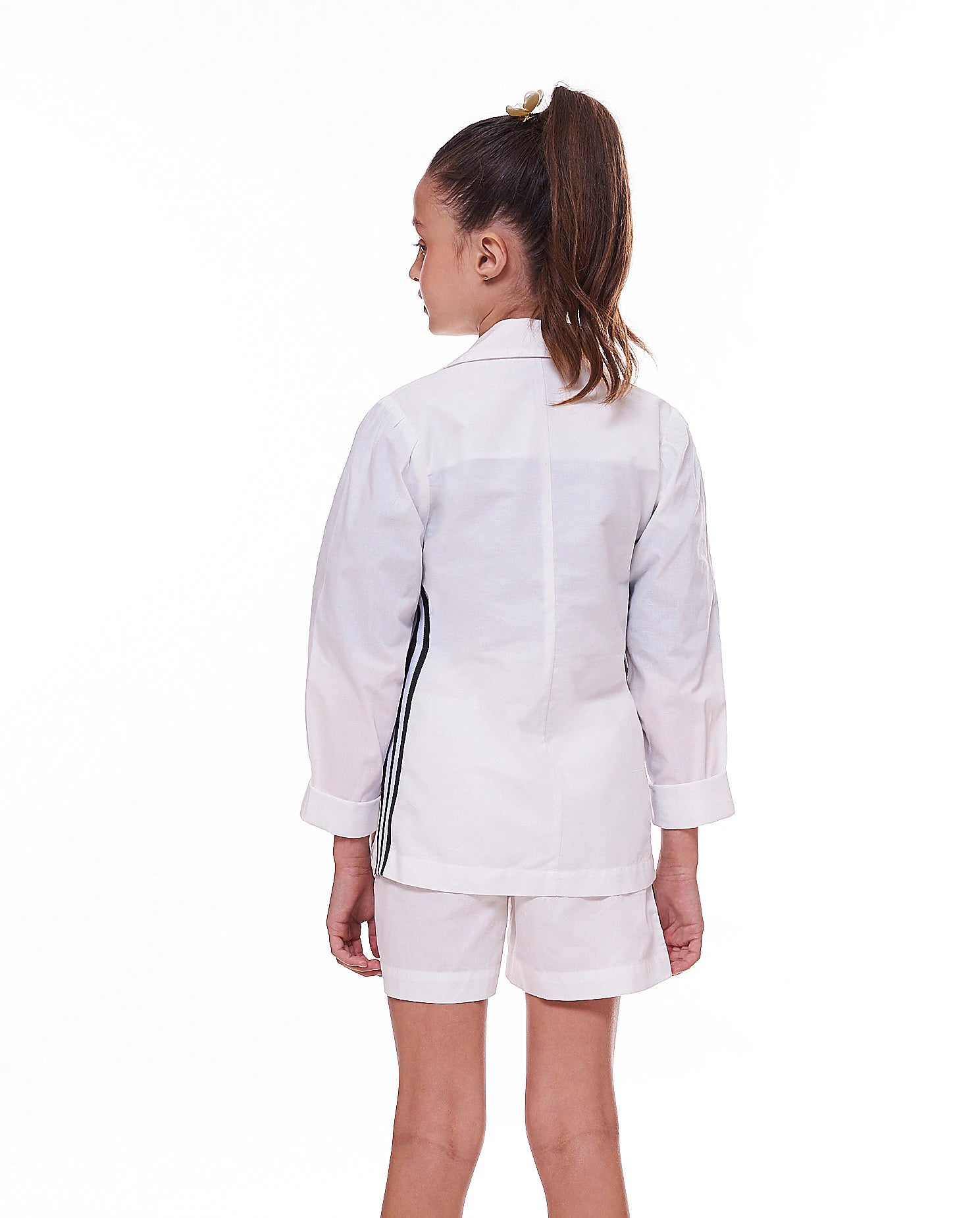 Conjunto feminino infantil branco com jaqueta de manga longa e short, detalhes em listras laterais