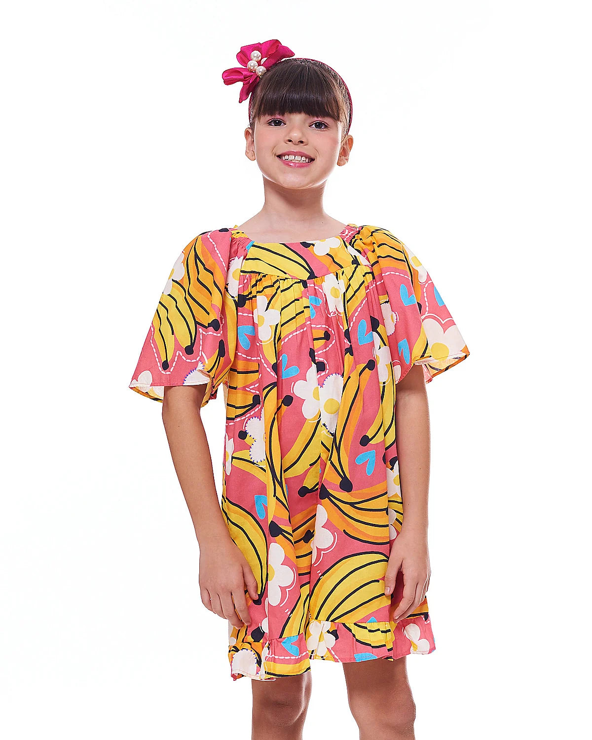 Macaco feminino infantil com estampa de bananas e flores em fundo rosa, detalhe de mangas amplas