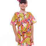 Macaco feminino infantil com estampa de bananas e flores em fundo rosa, detalhe de mangas amplas