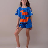 Conjunto infantil feminino com blusa azul de mangas bufantes e saia-short, estampa de cães salsichas e flores