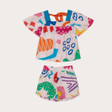 Conjunto infantil feminino com blusa de mangas amplas e shorts, estampa geométrica colorida