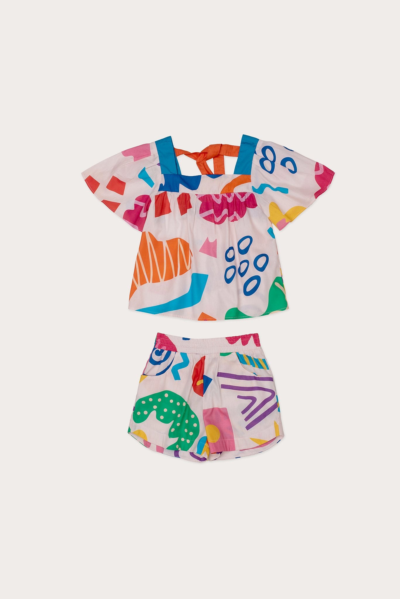 Conjunto infantil feminino com blusa de mangas amplas e shorts, estampa geométrica colorida