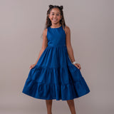 Vestido azul feminino infantil com alças largas e saia em camadas