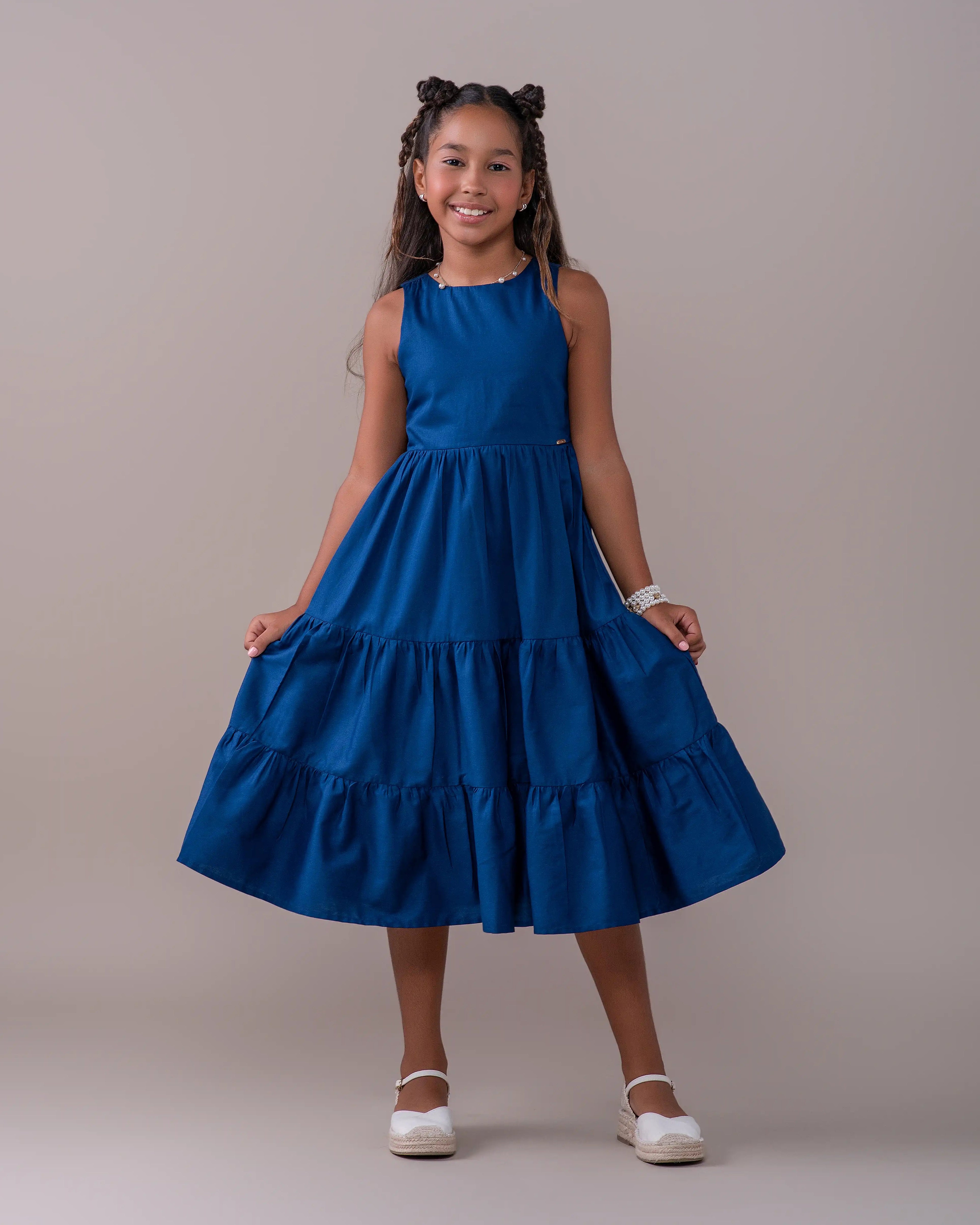 Vestido azul feminino infantil com alças largas e saia em camadas