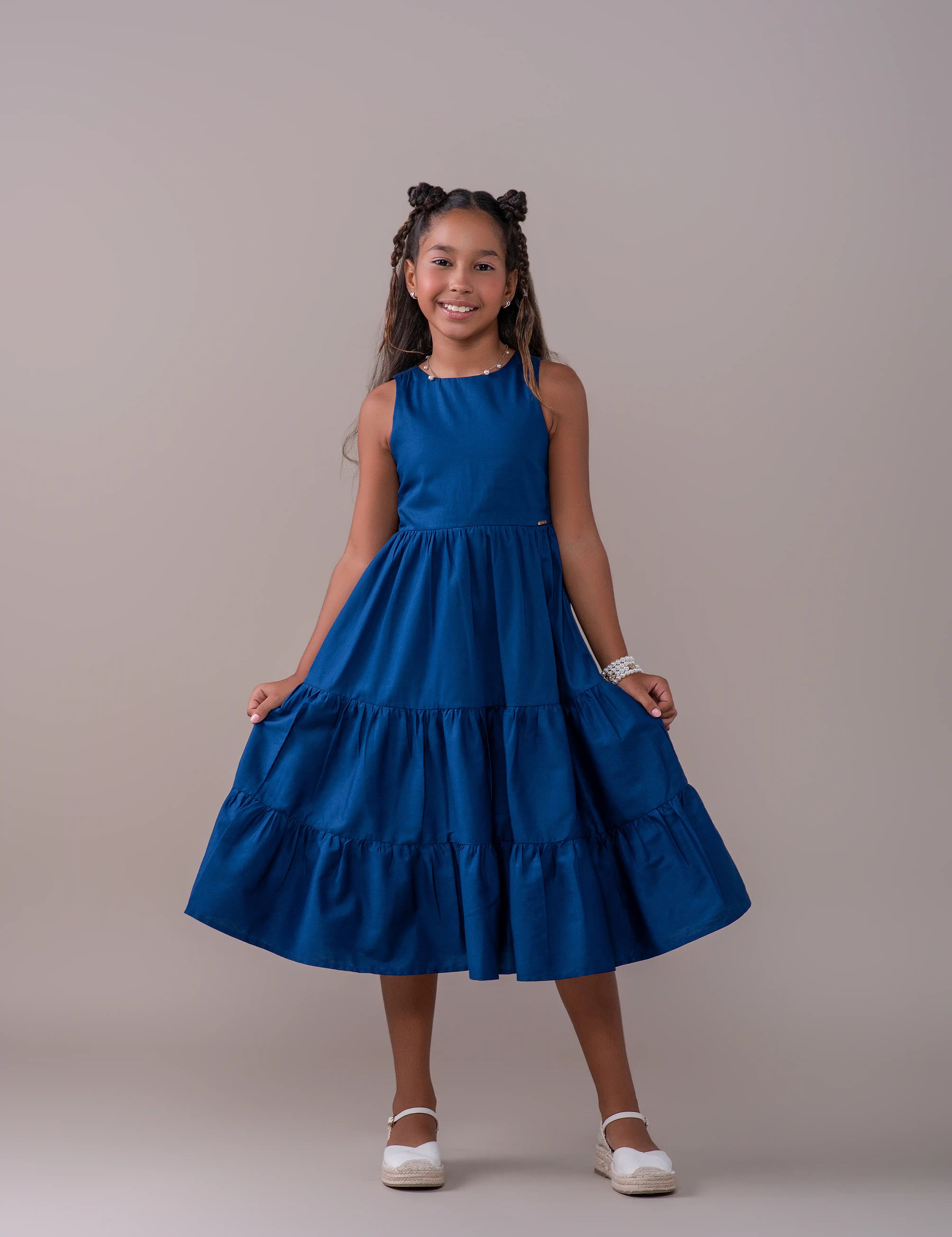 Vestido azul feminino infantil com alças largas e saia em camadas