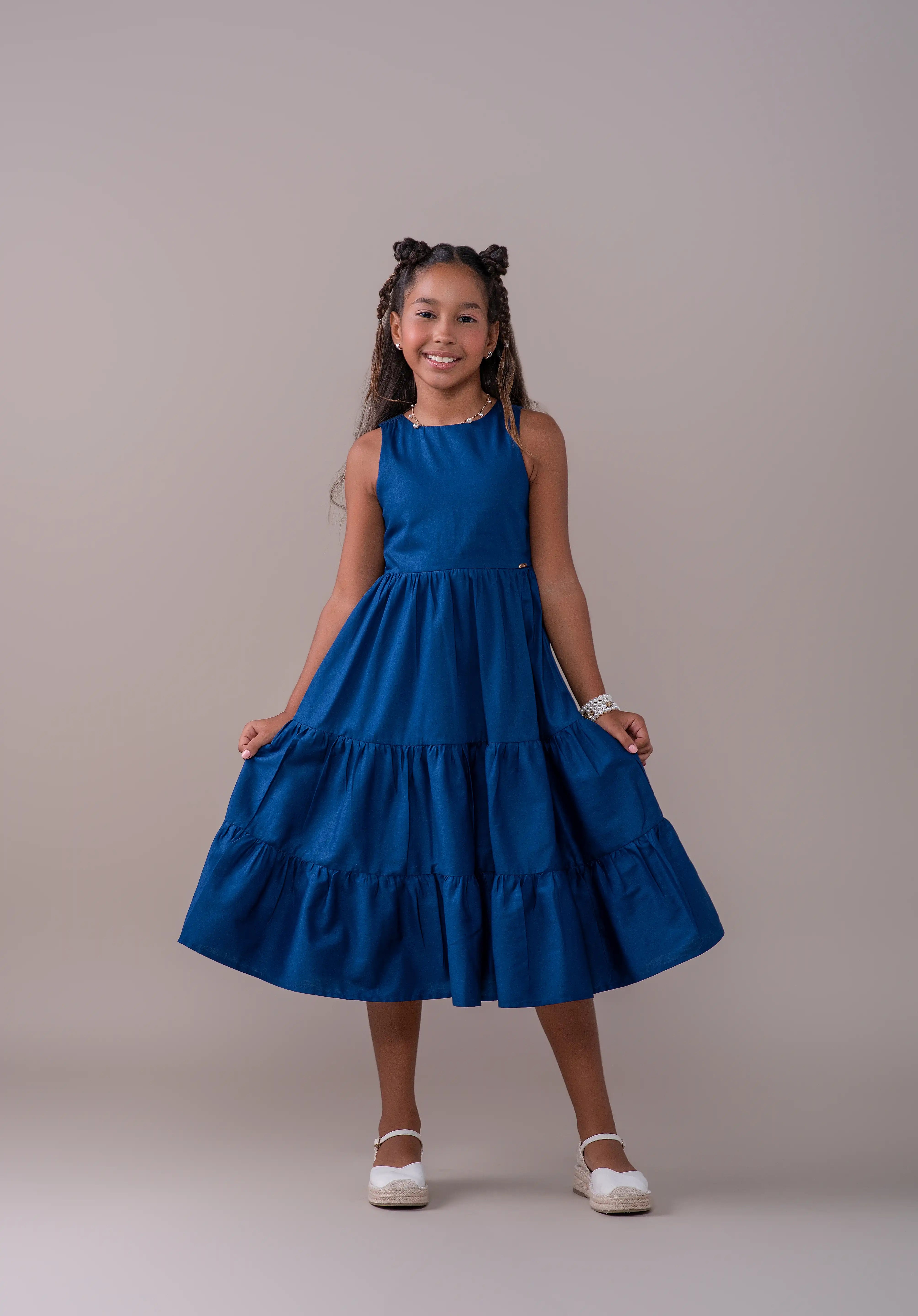 Vestido azul feminino infantil com alças largas e saia em camadas