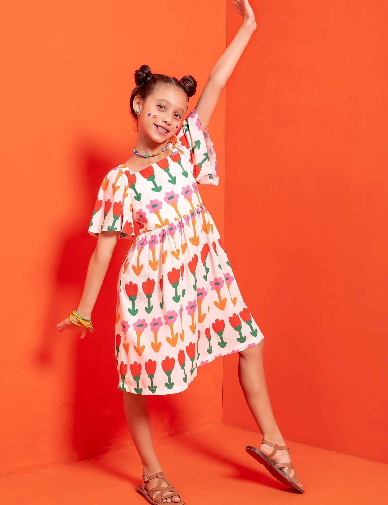 Vestido infantil com estampa de flores coloridas e mangas bufantes