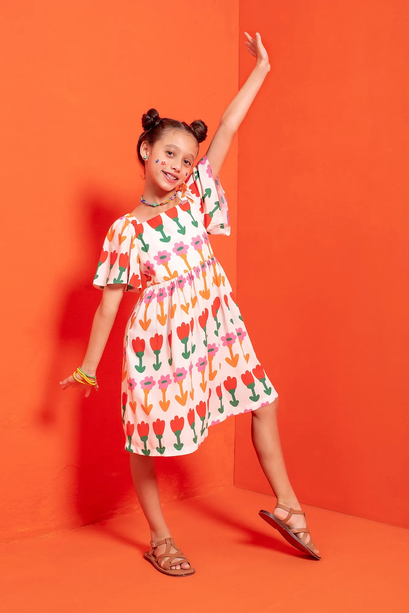 Vestido infantil com estampa de flores coloridas e mangas bufantes