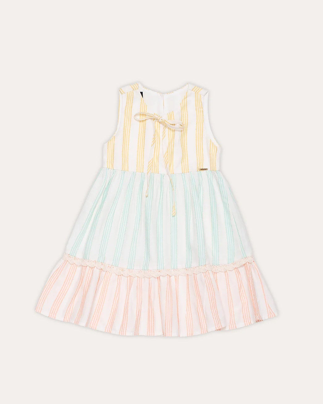 Vestido infantil listrado em amarelo, verde e rosa, com alças largas e saia ampla