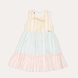 Vestido infantil listrado em amarelo, verde e rosa, com alças largas e saia ampla