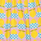 Vestido midi feminino infantil amarelo com estampa de círculos e quadrados coloridos, alças finas e saia rodada