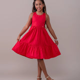 Vestido infantil com alças largas, saia ampla e babados na barra