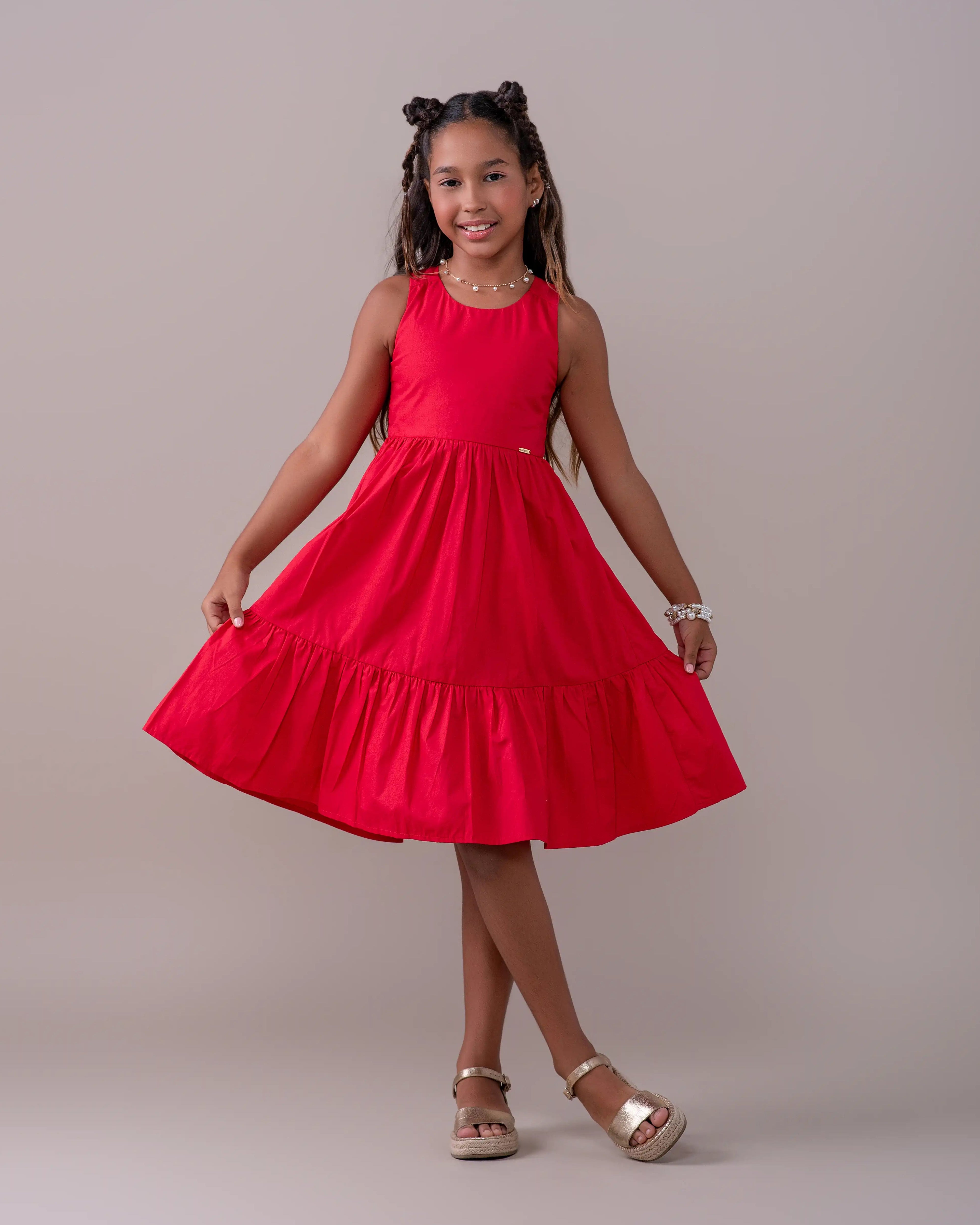 Vestido infantil com alças largas, saia ampla e babados na barra