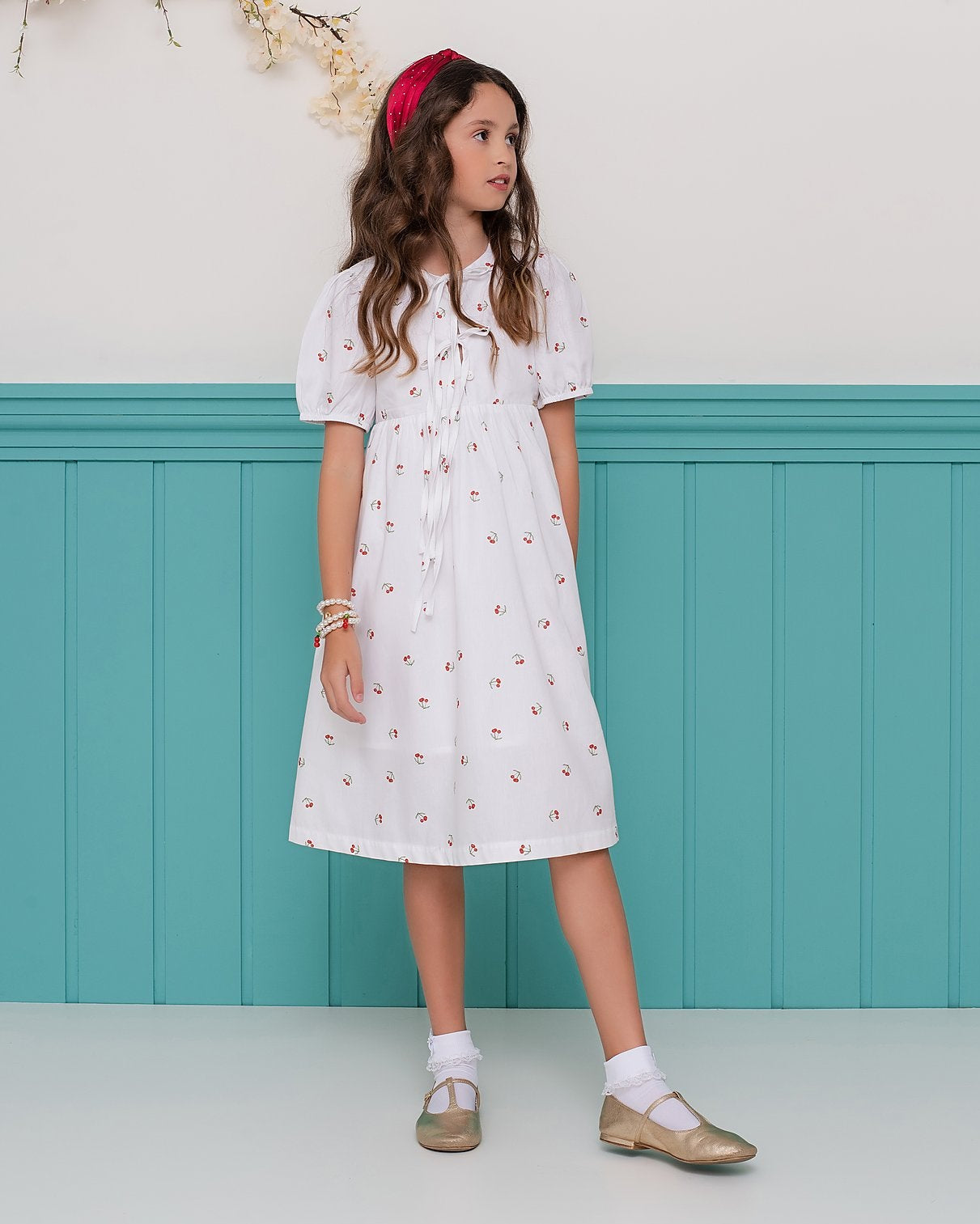 Vestido infantil com estampa de cerejinhas e mangas bufantes, saia rodada