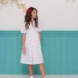 Vestido infantil com estampa de cerejinhas e mangas bufantes, saia rodada