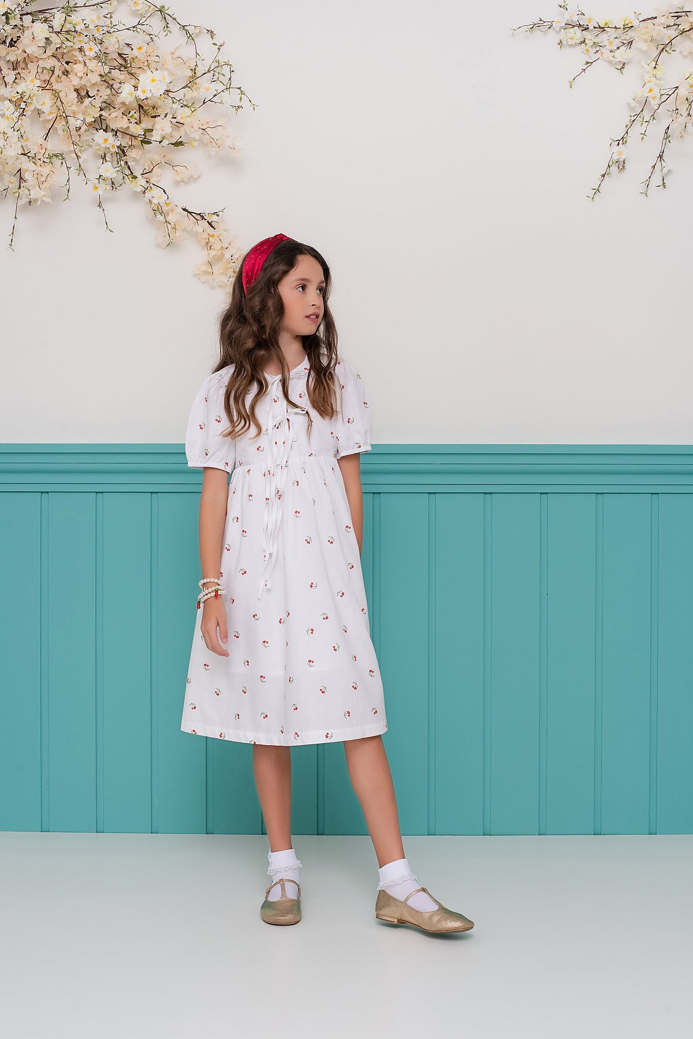 Vestido infantil com estampa de cerejinhas e mangas bufantes, saia rodada