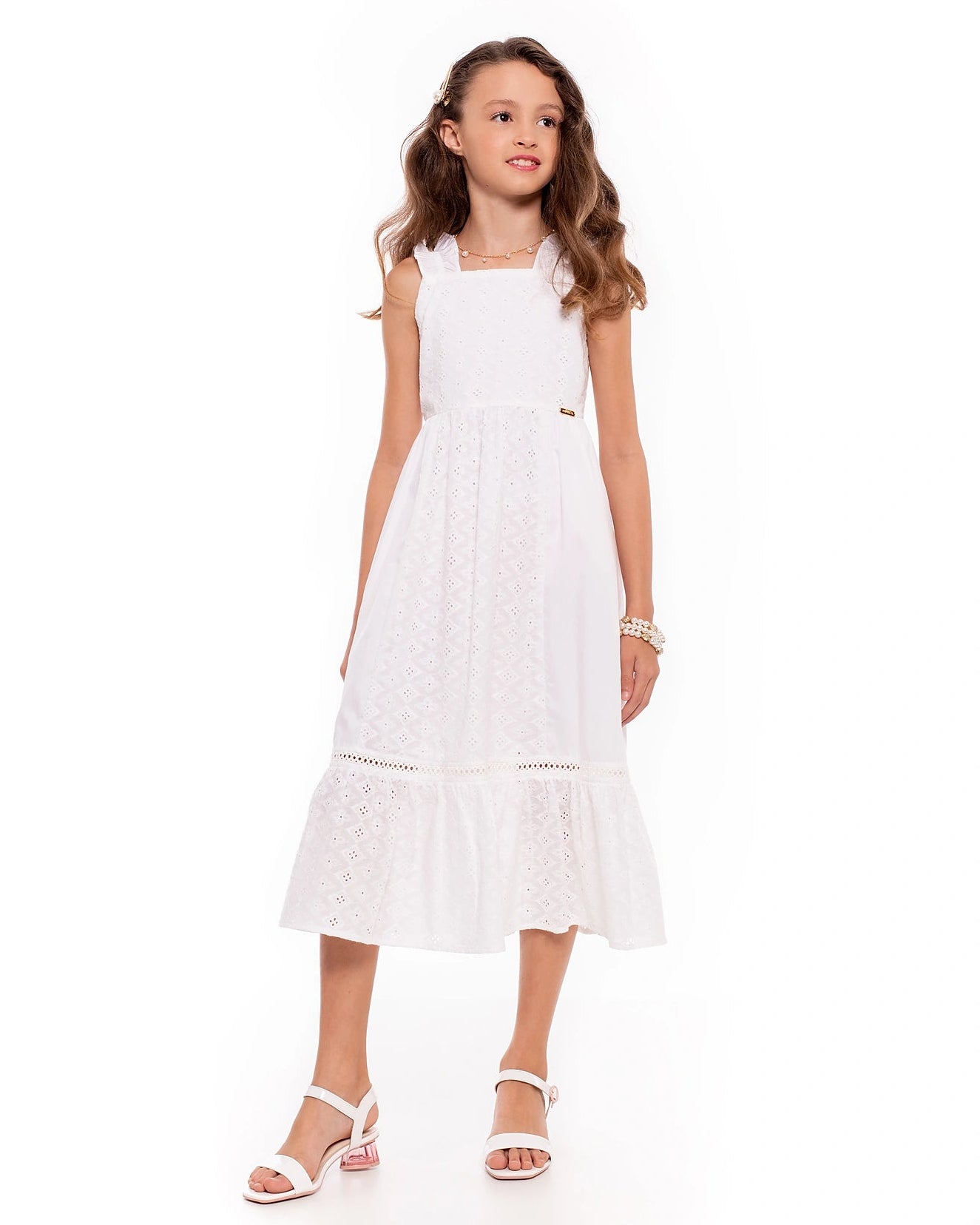 Vestido curto branco com alças largas e detalhe de renda na barra