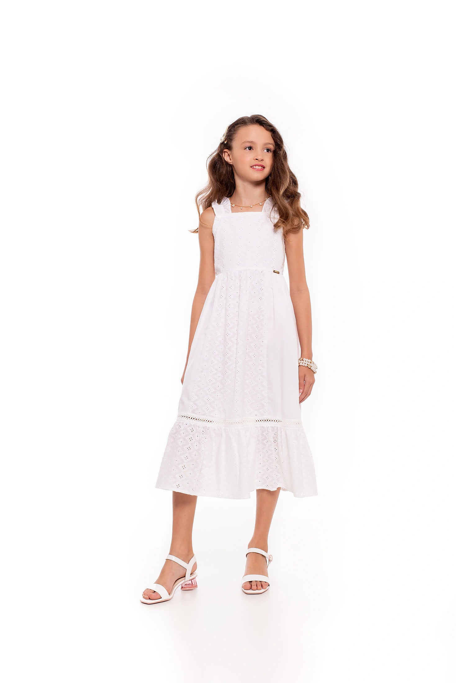 Vestido curto branco com alças largas e detalhe de renda na barra