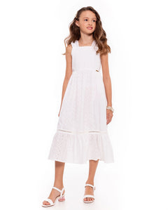 Vestido curto branco com alças largas e detalhe de renda na barra