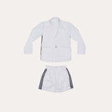 Conjunto feminino infantil branco com jaqueta de manga longa e short, detalhes em listras laterais