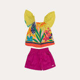 Conjunto infantil feminino com blusa tropical e short rosa, estampa de flores e folhas