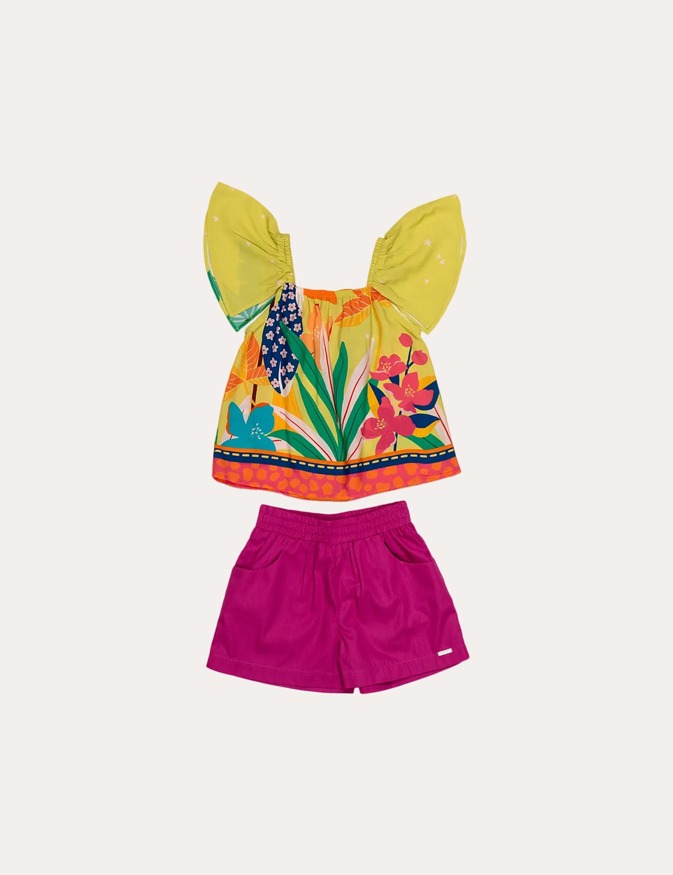 Conjunto infantil feminino com blusa tropical e short rosa, estampa de flores e folhas