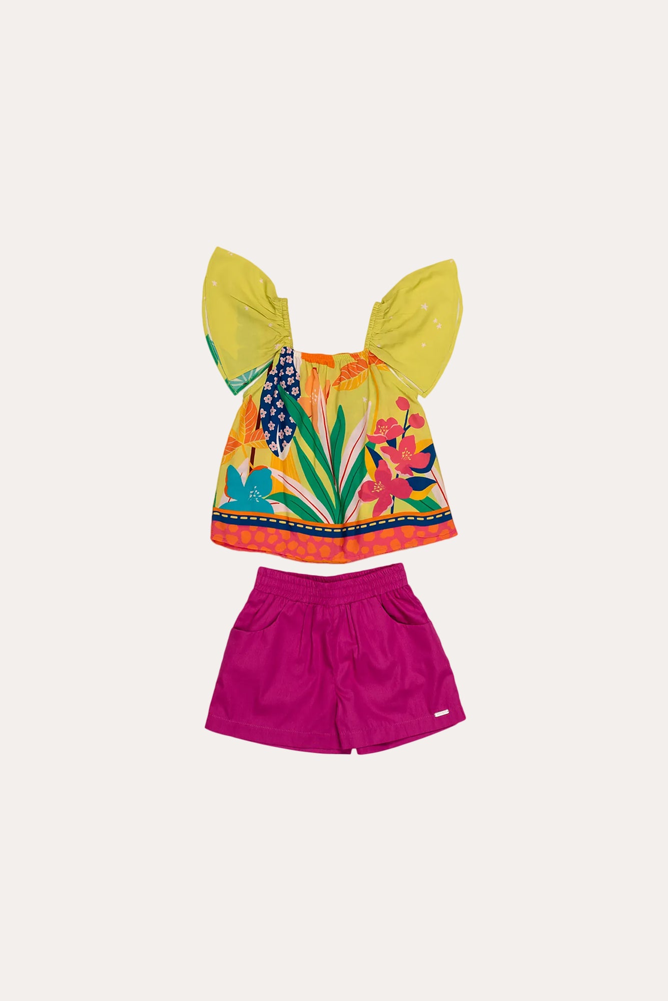 Conjunto infantil feminino com blusa tropical e short rosa, estampa de flores e folhas