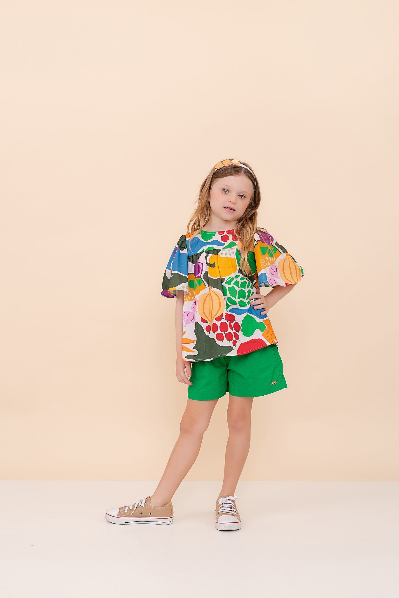 Conjunto infantil feminino com blusa estampada de frutas e short verde