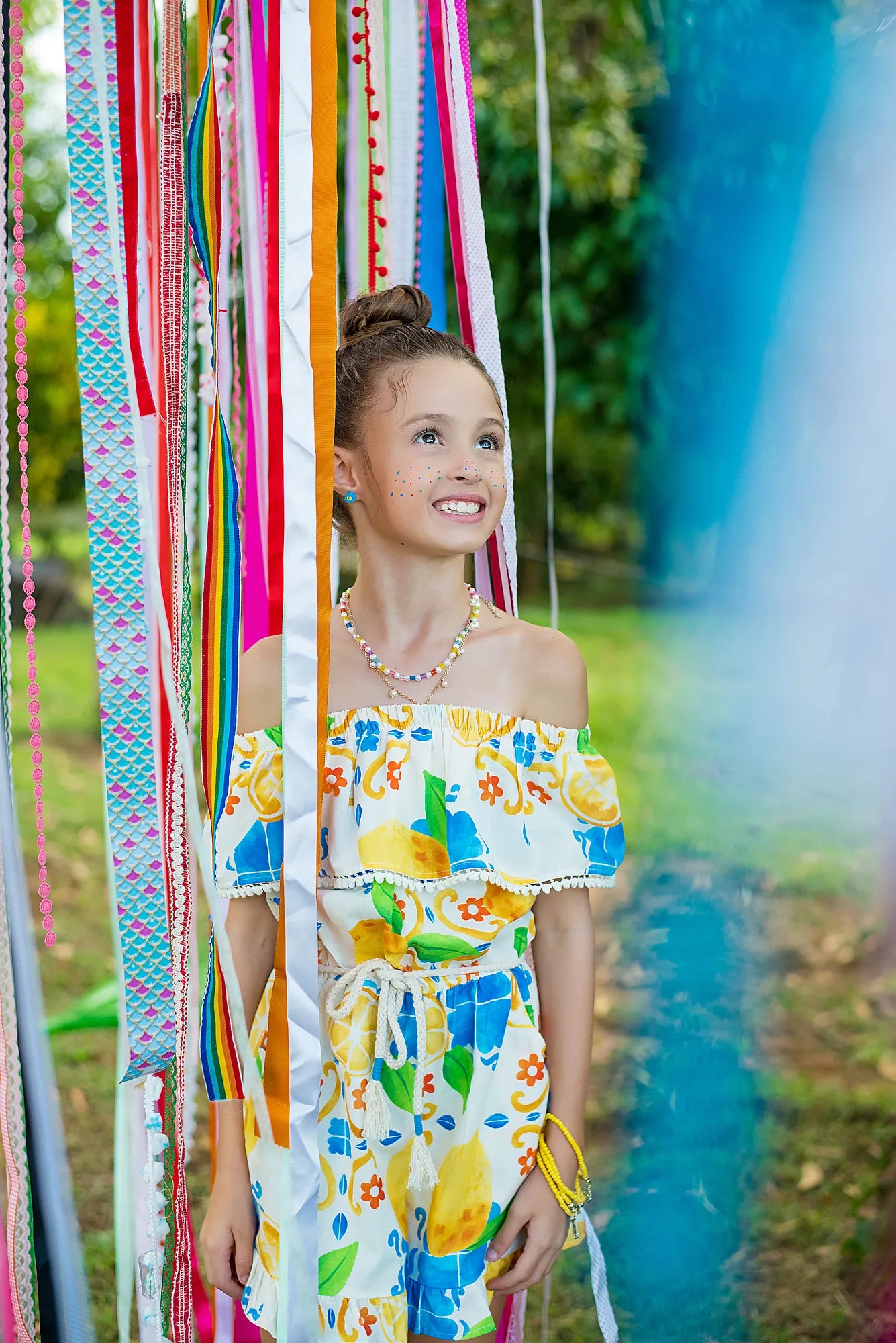Macacao feminino infantil com estampa de limões e flores em azul e amarelo