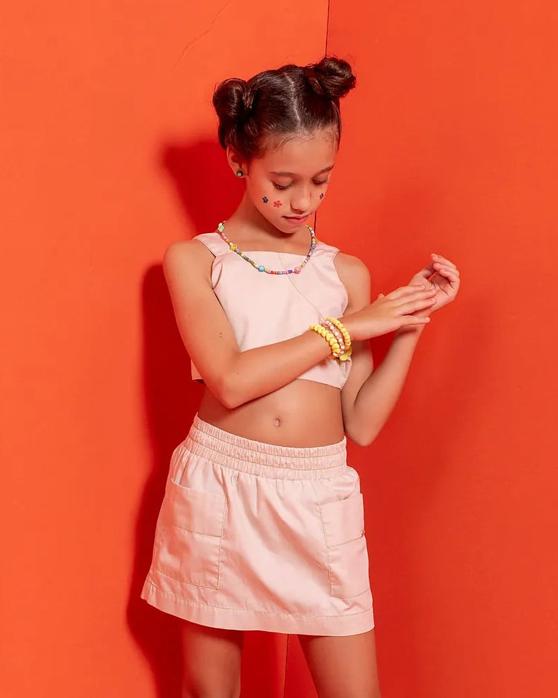 Conjunto infantil feminino com blusa de alças largas e short bege com bolsos