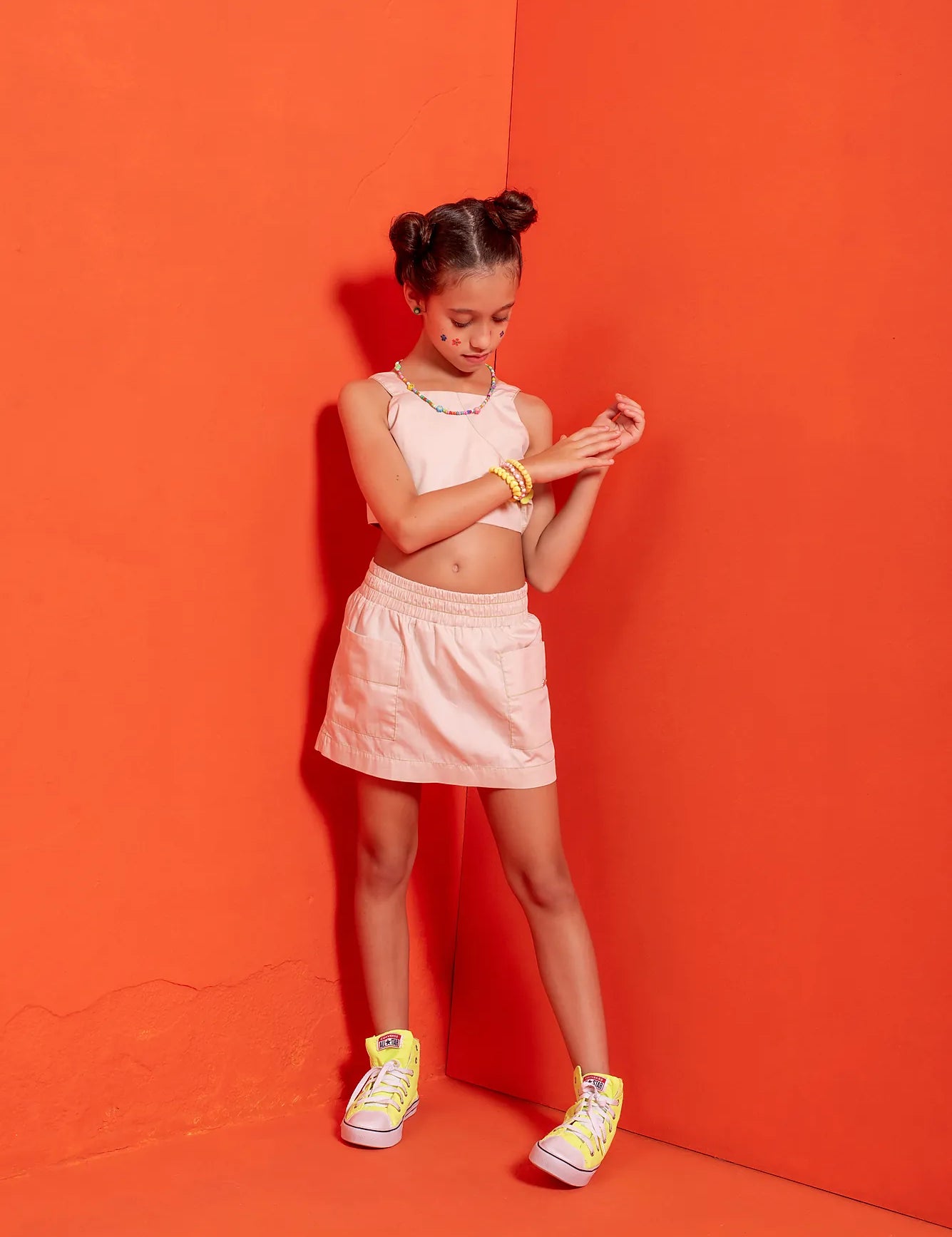 Conjunto infantil feminino com blusa de alças largas e short bege com bolsos