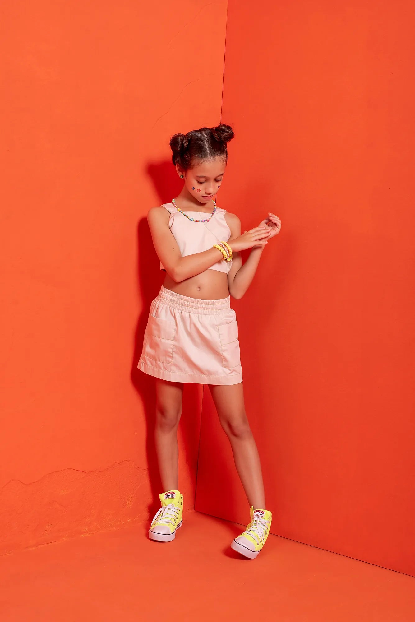 Conjunto infantil feminino com blusa de alças largas e short bege com bolsos