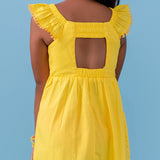 Vestido amarelo infantil com alças largas e saia rodada, detalhe de botões nas alças