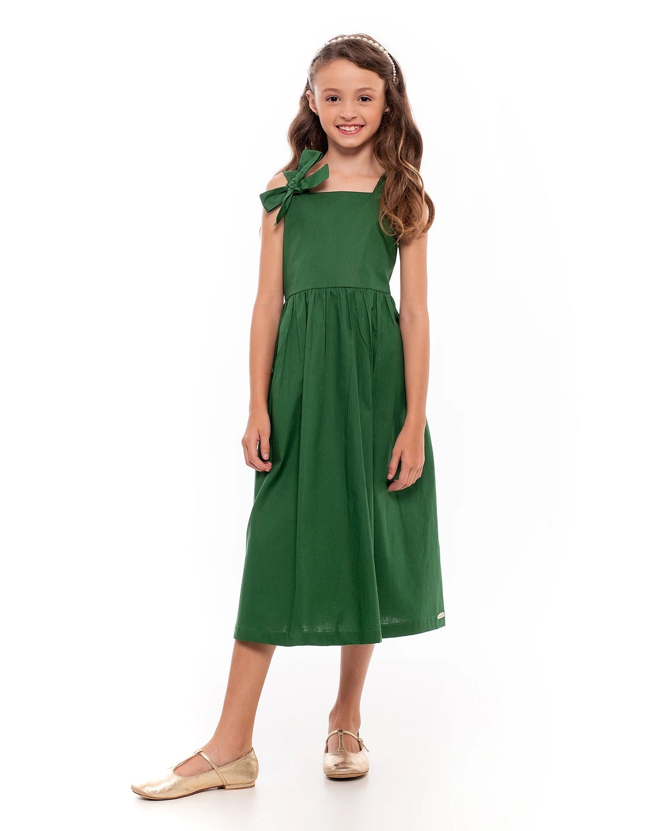 Vestido midi feminino infantil com alças largas e laços, saia ampla e tecido macio.
