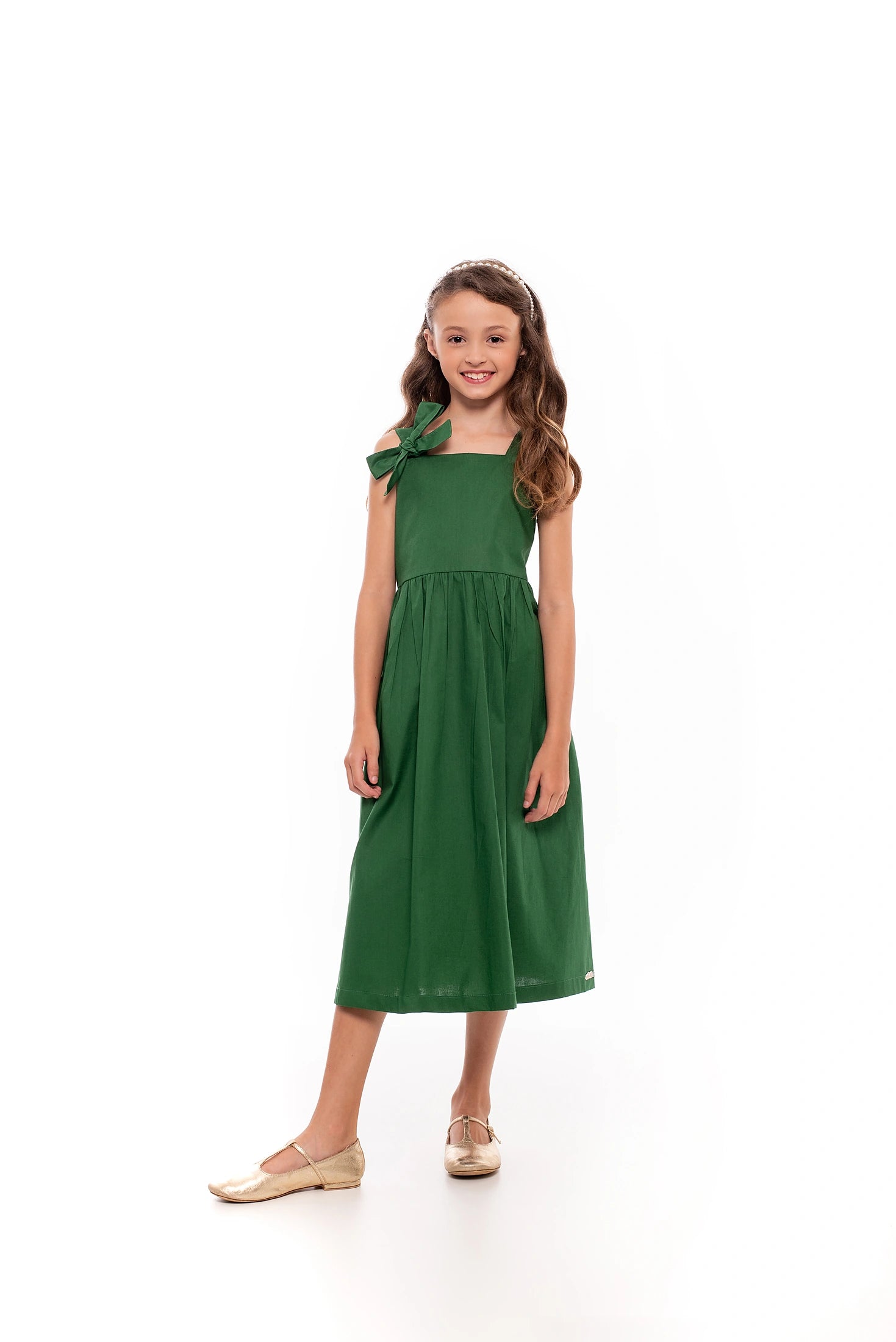 Vestido midi feminino infantil com alças largas e laços, saia ampla e tecido macio.