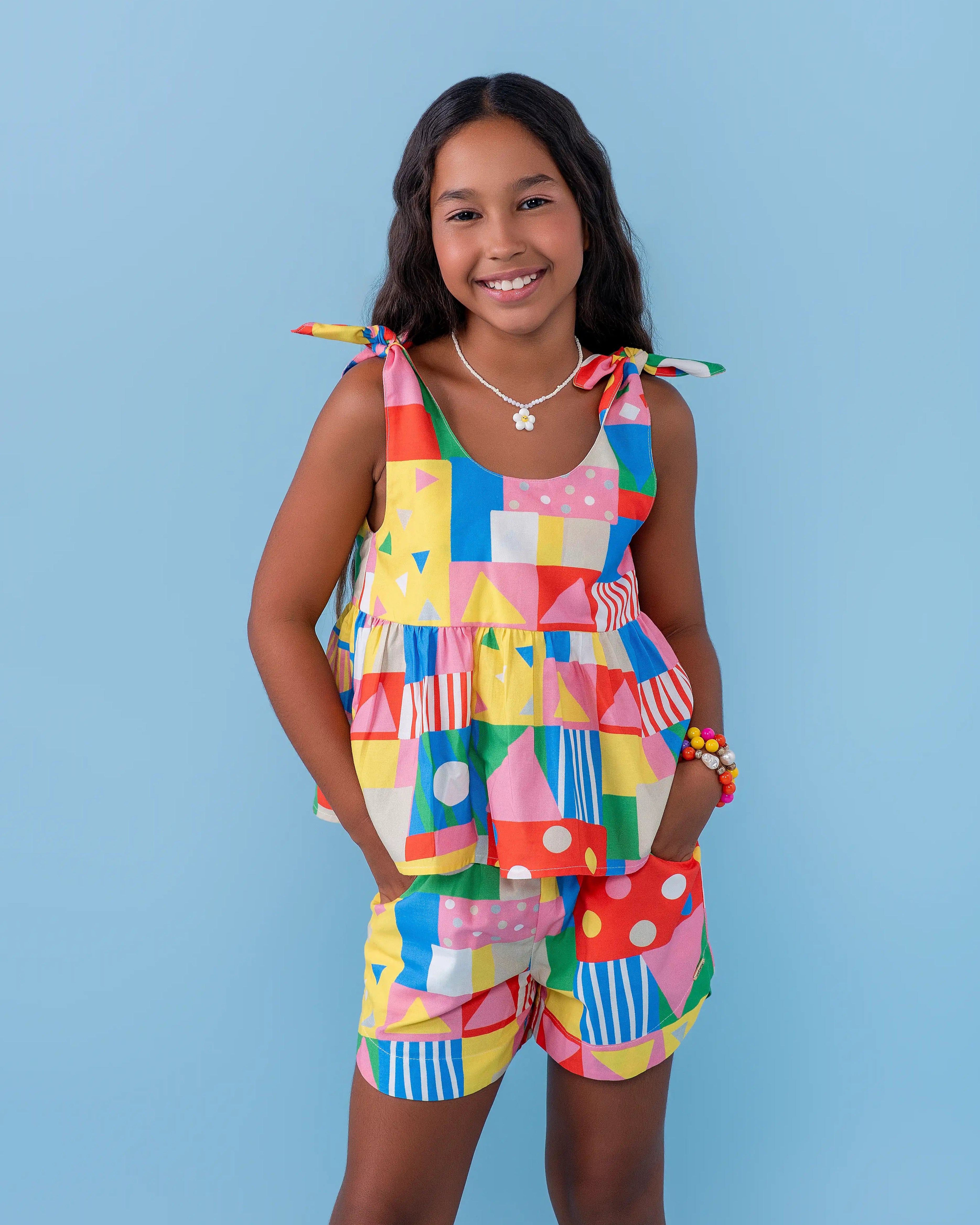 Conjunto infantil feminino com blusa de alças largas e short, estampa geométrica colorida