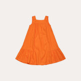 Vestido laranja infantil com alças largas e saia rodada, acabamento em babados