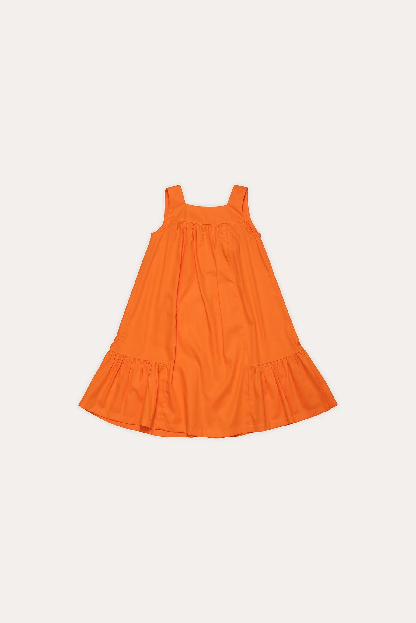 Vestido laranja infantil com alças largas e saia rodada, acabamento em babados