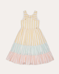 Vestido infantil listrado em amarelo, verde e rosa, com alças largas e saia ampla