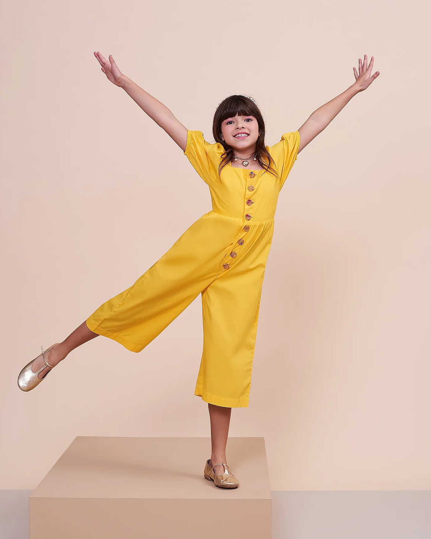 Macaco tricoline amarelo com mangas bufantes e botões frontais, peça feminina infantil