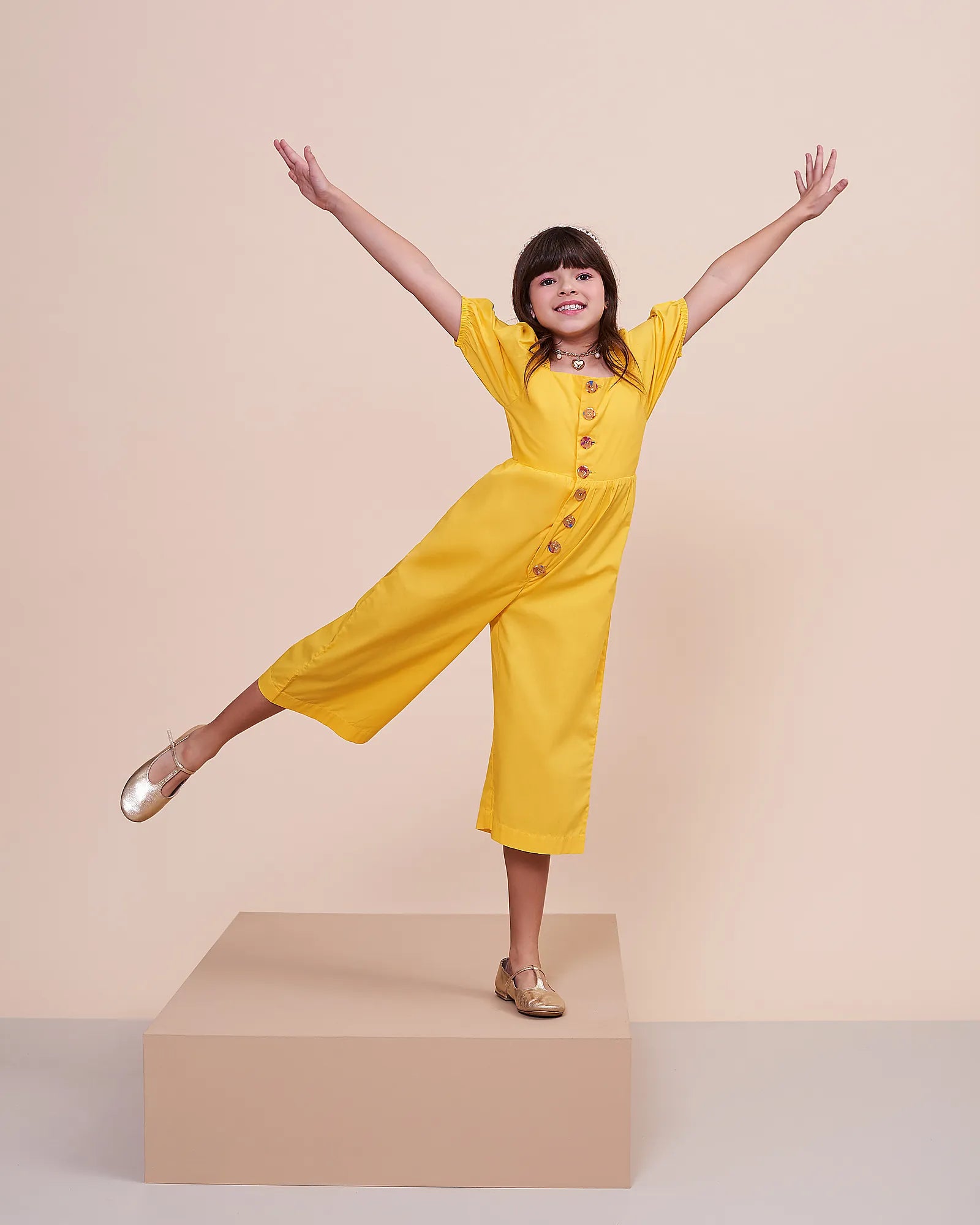 Macaco tricoline amarelo com mangas bufantes e botões frontais, peça feminina infantil