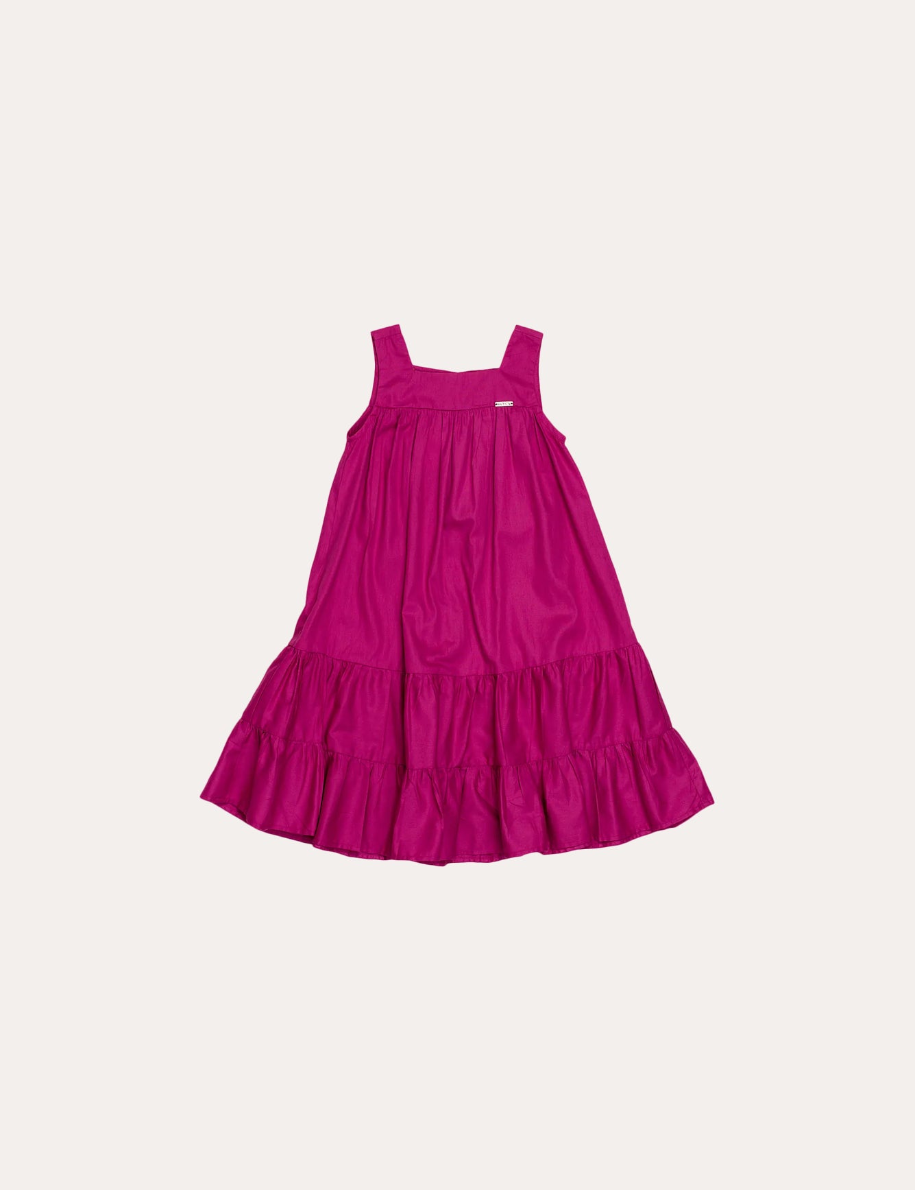 Vestido rosa infantil com alças largas e saia em camadas de babados