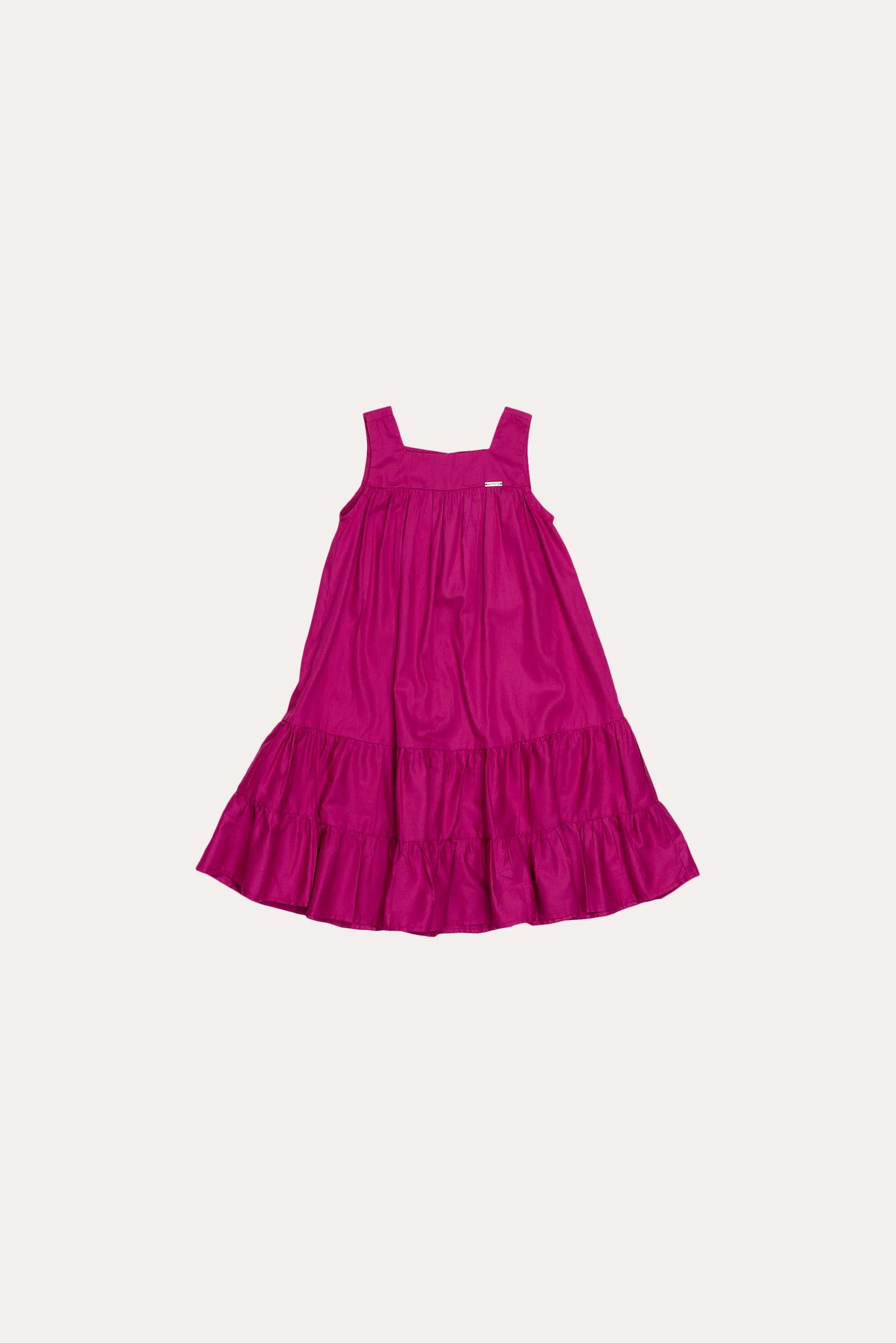 Vestido rosa infantil com alças largas e saia em camadas de babados