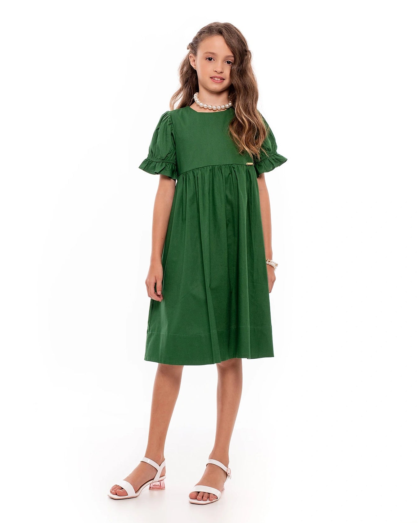 Vestido curto feminino com mangas bufantes e saia fluida, detalhe de ajuste na cintura