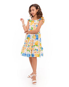 Vestido infantil com estampa de limões e flores em tons de amarelo e azul, detalhes em babados