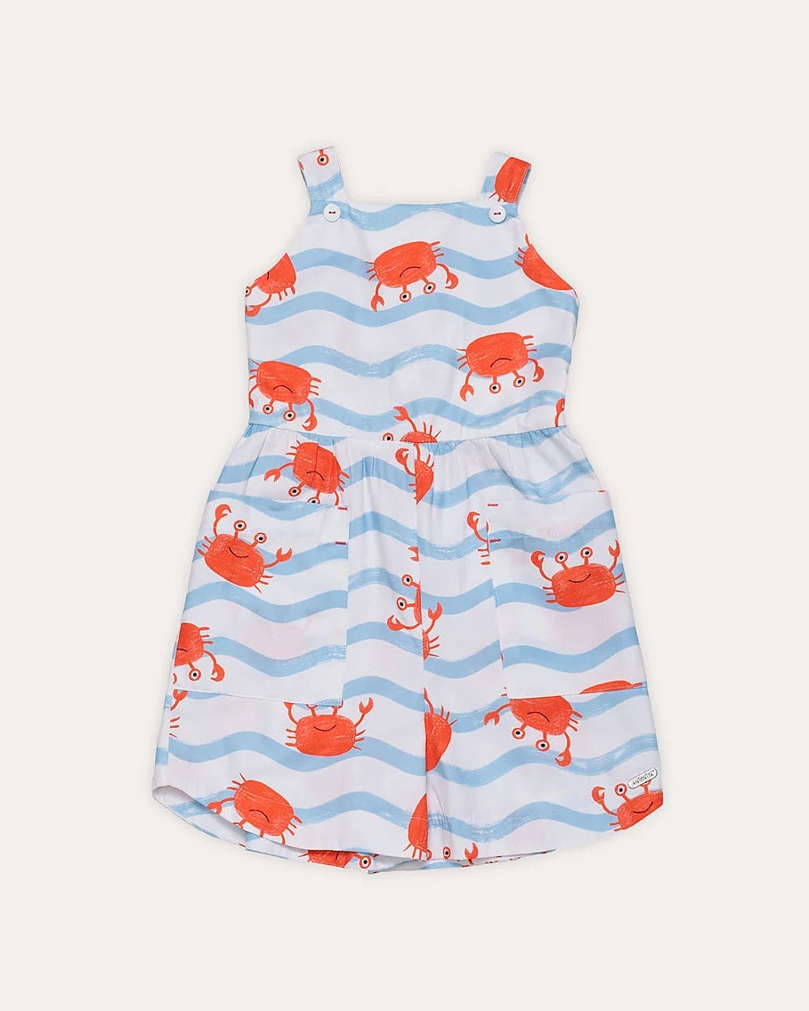 Macacão infantil com estampa de caranguejos em fundo azul listrado, alças finas