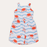 Macacão infantil com estampa de caranguejos em fundo azul listrado, alças finas